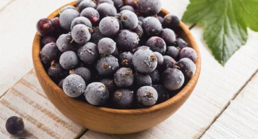 Jak rychle vyčistit černý rybíz od ocasů a větviček, způsoby skladování a pravidla